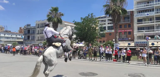 Εντυπωσίασαν τα άλογα και οι ιππείς στην παραλία του Βόλου